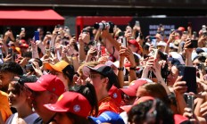 开云官网-关于伦敦市中心各路球迷聚集，庆祝胜利的信息