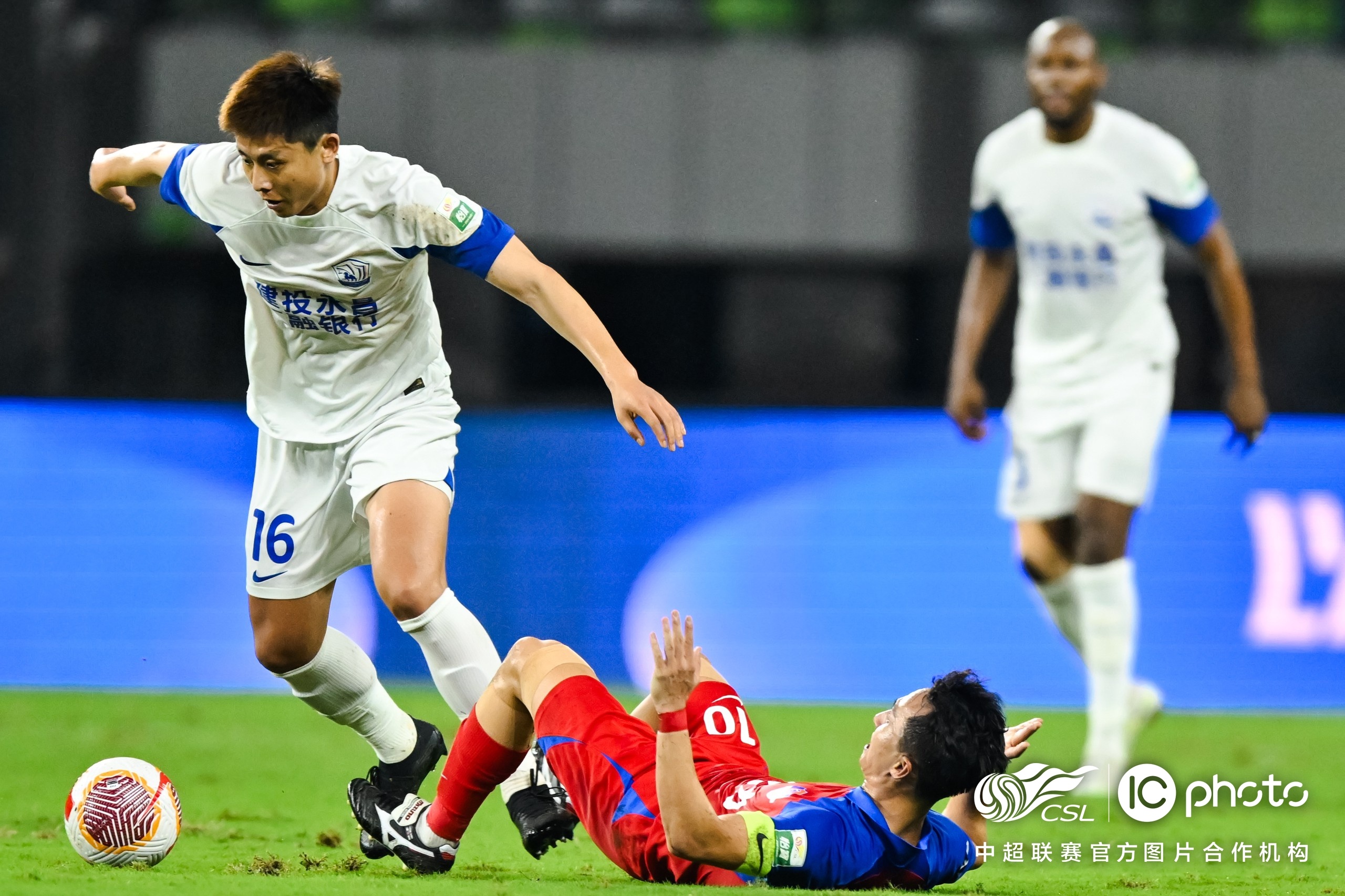 狼堡前锋领衔破门，帮助球队逆转赢球