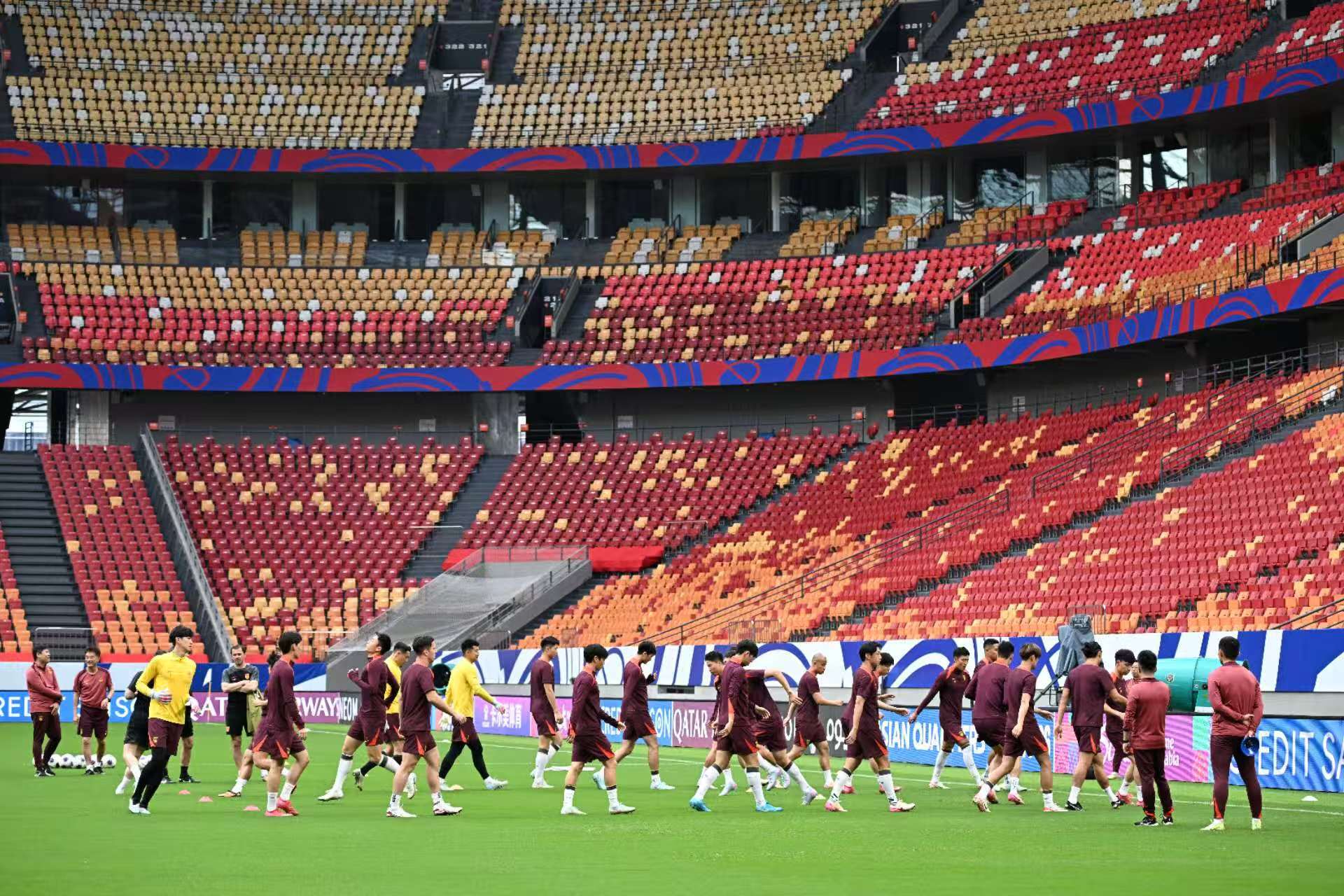 场面火爆,球员拼尽全力争取胜利 场面火爆,球员拼尽全力争取胜利