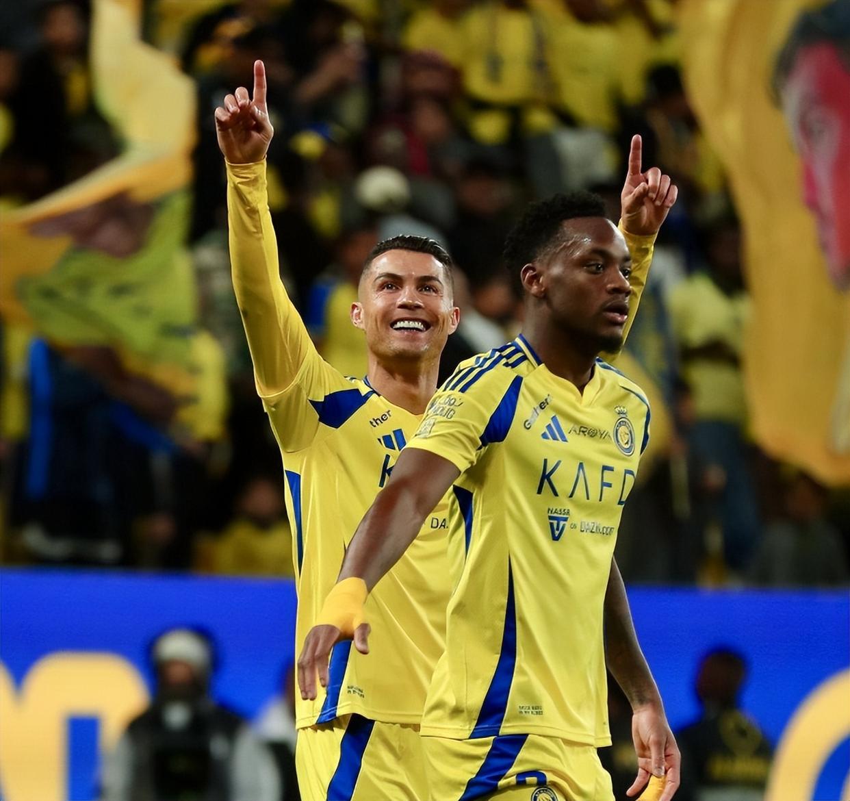 足球巨星赛季后首度比赛,表现抢眼 足球巨星赛季后首度比赛,表现抢眼