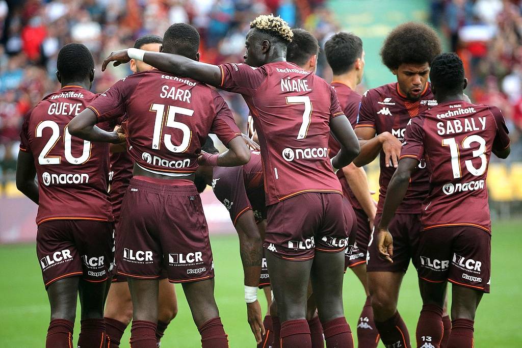 包含英格兰憾负阿尔巴尼亚，领先位置受威胁的词条