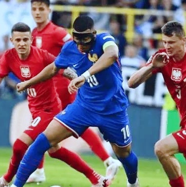 英格兰队与德国队交战，胜负难分的简单介绍