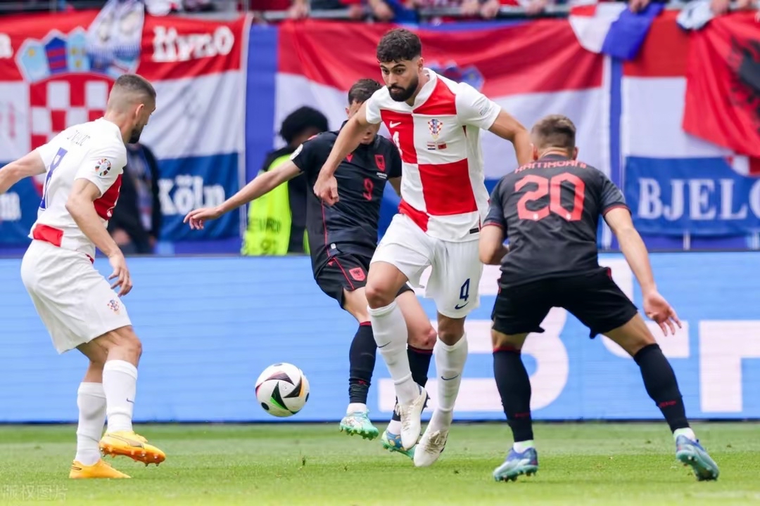 包含罗马尼亚全队备战克罗地亚欧洲杯资格赛，实力受考验的词条