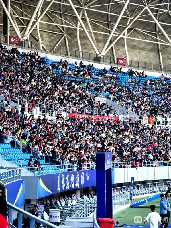 精彩的足球比赛激起球迷无限热情的简单介绍