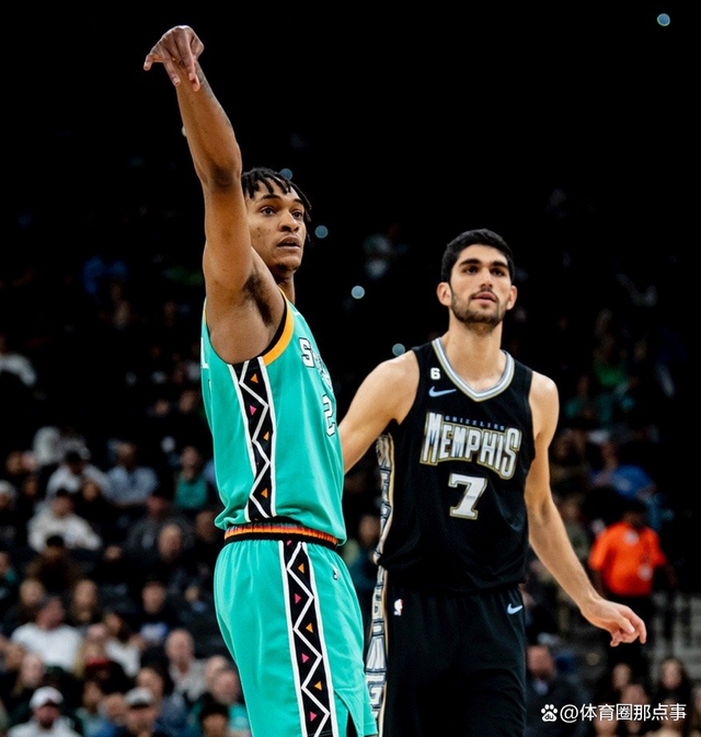 沙尔克客场惊险逆转,赢得关键三分 沙尔克客场惊险逆转,赢得关键三分