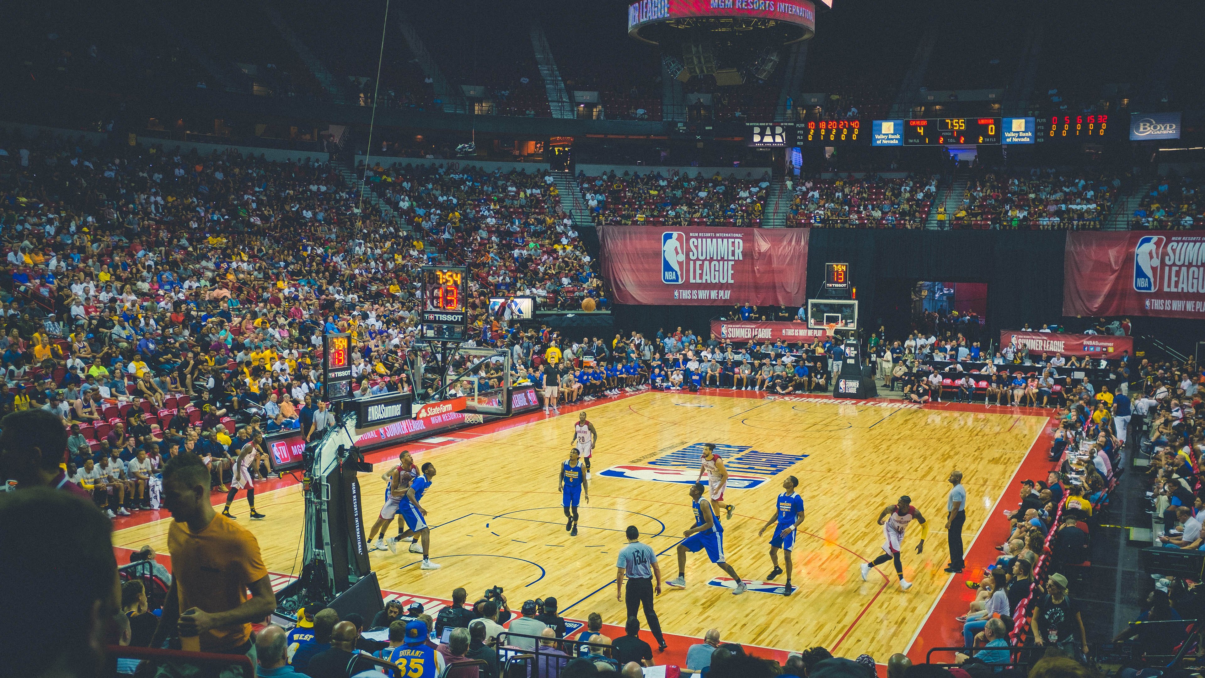 篮网全面压制湖人,哈登末节接管比赛,一场战术与意志的完胜